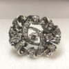 Sortija vintage de los años 60 con diseño de lazadas, realizada en platino con 0'55 cts de brillantes.
