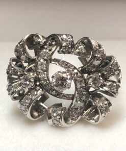 Sortija vintage de los años 60 con diseño de lazadas, realizada en platino con 0'55 cts de brillantes.