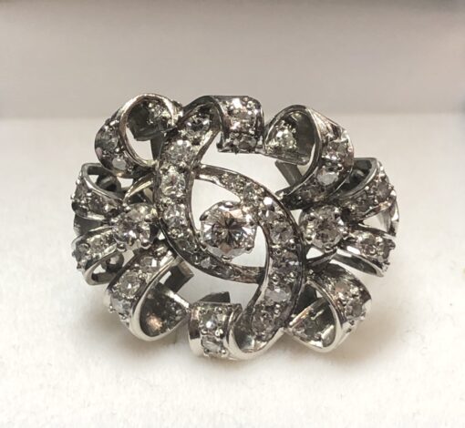Sortija vintage de los años 60 con diseño de lazadas, realizada en platino con 0'55 cts de brillantes.