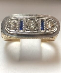 Sortija Art Decó tipo sello para caballero con 0'40 cts de diamantes talla antigua y zafiros sintéticos, con vistas en platino y montada en oro amarillo de ley 18 kts.