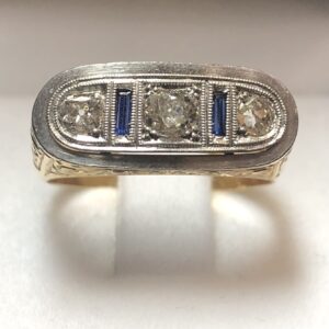 Sortija Art Decó tipo sello para caballero con 0'40 cts de diamantes talla antigua y zafiros sintéticos, con vistas en platino y montada en oro amarillo de ley 18 kts.