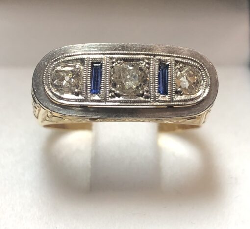 Sortija Art Decó tipo sello para caballero con 0'40 cts de diamantes talla antigua y zafiros sintéticos, con vistas en platino y montada en oro amarillo de ley 18 kts.