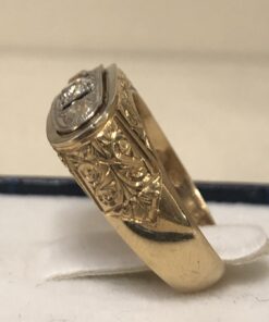 Alternative view of Sortija Art Decó tipo sello para caballero con 0'40 cts de diamantes talla antigua y zafiros sintéticos, con vistas en platino y montada en oro amarillo de ley 18 kts.