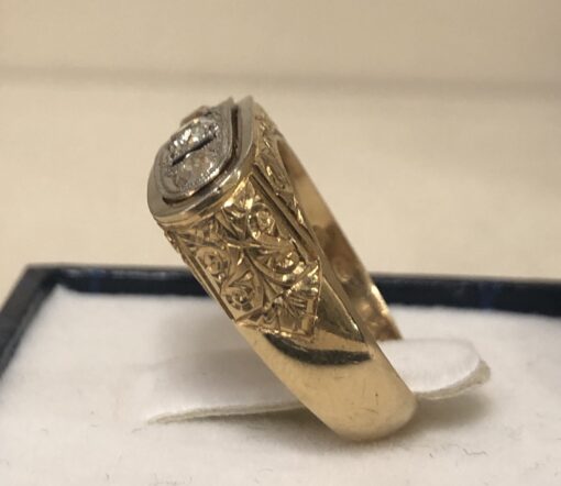 Sortija Art Decó tipo sello para caballero con 0'40 cts de diamantes talla antigua y zafiros sintéticos, con vistas en platino y montada en oro amarillo de ley 18 kts. - Imagen 2