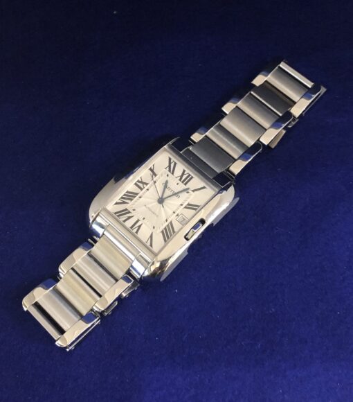 Reloj Cartier de caballero modelo Tank Anglaise XL, en acero inoxidable, con esfera plateada guilloché y corona con zafiro. - Imagen 4