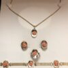 Aderezo completo de joyas con flores de coral y 0'84 cts de brillantes en total, en oro amarillo de ley 18 kts.