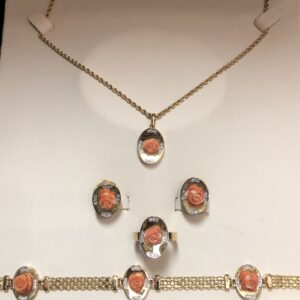 Aderezo completo de joyas con flores de coral y 0'84 cts de brillantes en total, en oro amarillo de ley 18 kts.