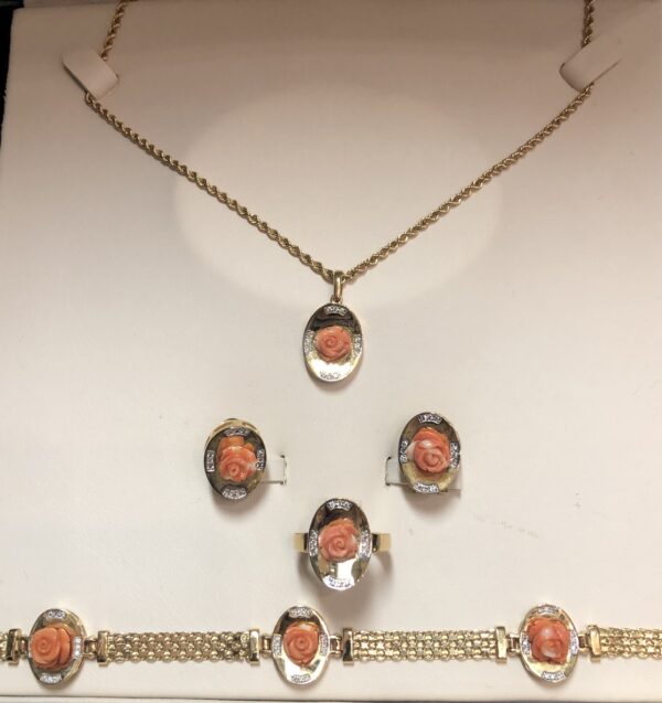 Aderezo completo de joyas con flores de coral y 0'84 cts de brillantes en total, en oro amarillo de ley 18 kts.