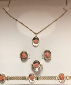 Aderezo completo de joyas con flores de coral y 0'84 cts de brillantes en total, en oro amarillo de ley 18 kts.