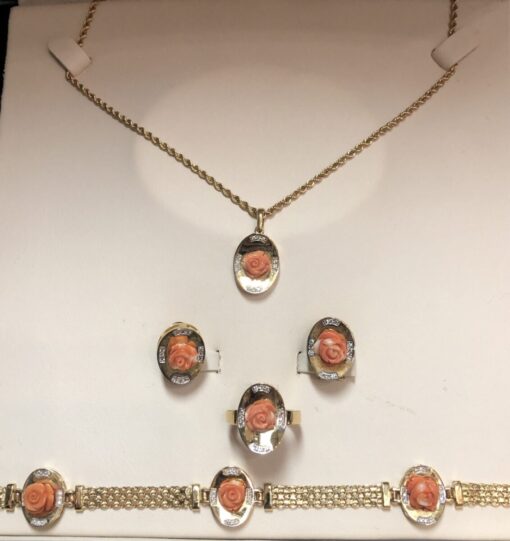 Aderezo completo de joyas con flores de coral y 0'84 cts de brillantes en total, en oro amarillo de ley 18 kts.