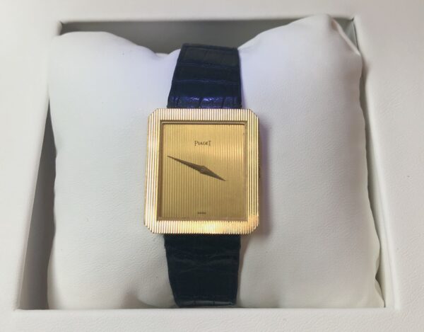 Reloj Piaget en oro de ley 18 kts., modelo Protocolo, años 70 con correa de piel y hebilla originales de la marca, mecanismo de cuerda manual, Ref.: 8154.