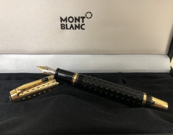 Pluma estilográfica retráctil Montblanc, modelo Boheme Doue, chapada en oro con detalle de ónix.