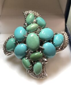 Original sortija con cabujones de turquesas en diseño de estrella, enriquecida con 0'16 cts de brillantes en los bordes, en oro blanco de ley 18 kts.