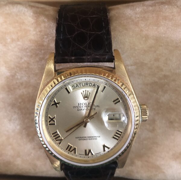 Rolex Oyster Perpetual Day-Date Oro, esfera champán de 36 mm en oro amarillo de ley 18kts., movimiento automático, año 1962, con pulsera de piel, caja original y factura.