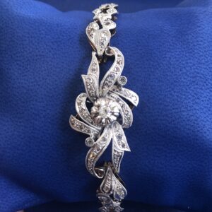 Pulsera vintage (años 60) de roleos, con vistas en platino y diamantes, en oro amarillo de ley 18 kts.