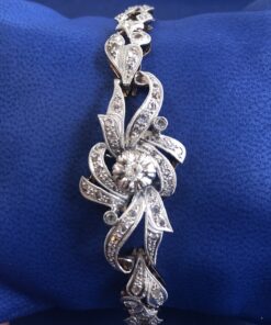 Pulsera vintage (años 60) de roleos, con vistas en platino y diamantes, en oro amarillo de ley 18 kts.