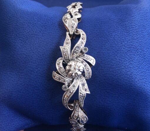 Pulsera vintage (años 60) de roleos, con vistas en platino y diamantes, en oro amarillo de ley 18 kts.