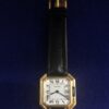 Reloj Cartier Ceinture Paris de señora, 25 mm, en oro de ley 18 kts y correa negra de piel genuina, mecanismo de cuerda manual, ca 1990.