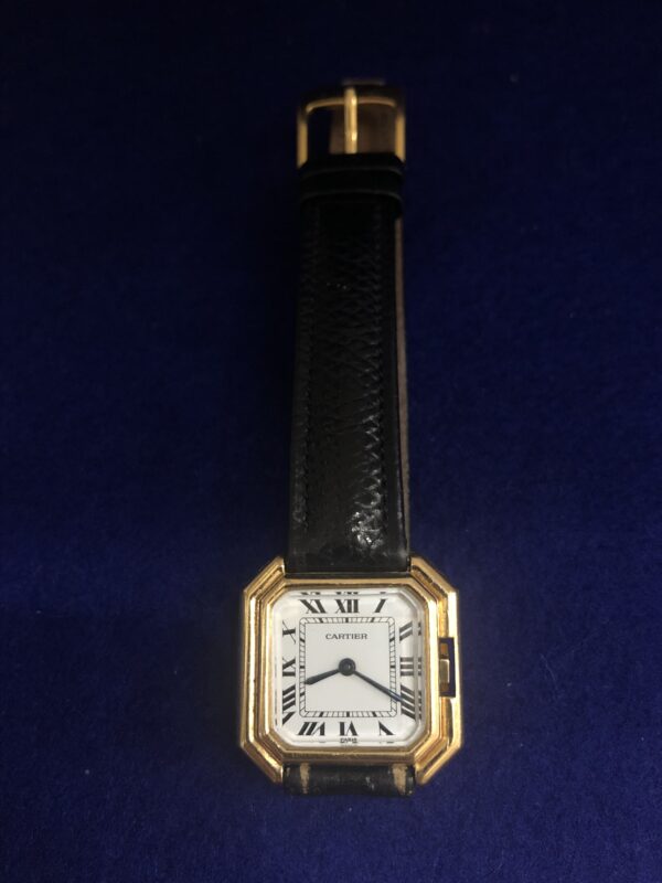 Reloj Cartier Ceinture Paris de señora, 25 mm, en oro de ley 18 kts y correa negra de piel genuina, mecanismo de cuerda manual, ca 1990.