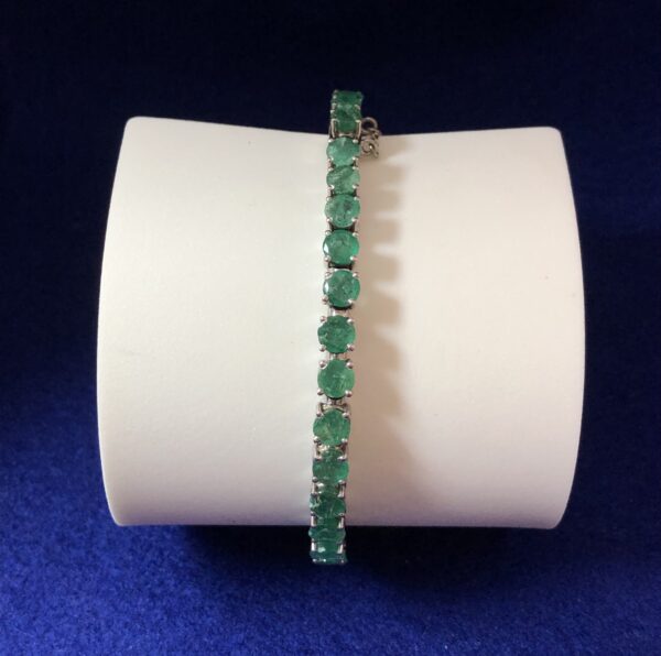 Pulsera rivière con 22 cts. de auténticas esmeraldas colombianas, en oro blanco de ley 18 kts.