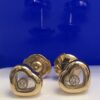 Pendientes CHOPARD "Happy diamonds" con diseño en forma de corazón, con todos los contrastes originales de la marca, en oro amarillo de ley 18 kts.