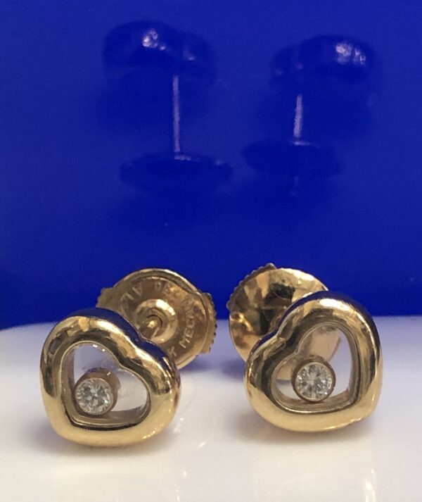 Pendientes CHOPARD "Happy diamonds" con diseño en forma de corazón, con todos los contrastes originales de la marca, en oro amarillo de ley 18 kts.