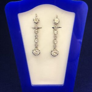 Pendientes largos Art Decó, con 3 cts de brillantes en total, en oro blanco de ley 18 kts.