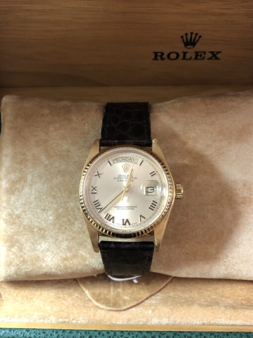 Rolex Oyster Perpetual Day-Date Oro, esfera champán de 36 mm en oro amarillo de ley 18kts., movimiento automático, año 1962, con pulsera de piel, caja original y factura.