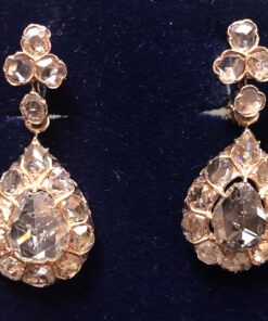 Pendientes largos de ppos. del siglo XX con 2'70 cts de diamantes talla rosa antigua en oro amarillo de ley 18 kts.
