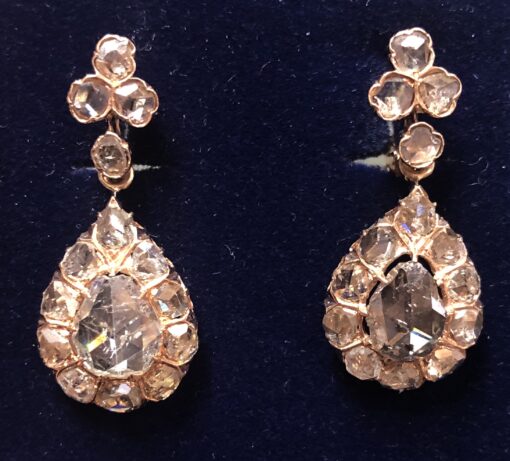 Pendientes largos de ppos. del siglo XX con 2'70 cts de diamantes talla rosa antigua en oro amarillo de ley 18 kts.