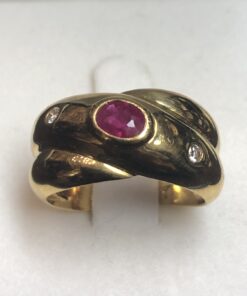 Sortija vintage con rubí central y dos brillantes laterales en oro amarillo de ley 18 kts.