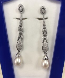 Pendientes largos cuajados de brillantes, con remate de perlas en forma de lágrima, en oro blanco de ley 18 kts.