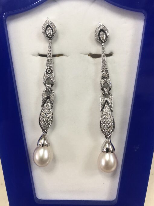 Pendientes largos cuajados de brillantes, con remate de perlas en forma de lágrima, en oro blanco de ley 18 kts.