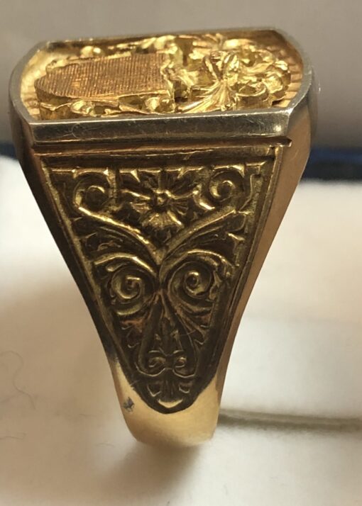 Sello de caballero con escudo heráldico en relieve y motivos de roleos en los laterales, en oro amarillo de ley 18 kts. - Imagen 2