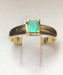 Sortija con auténtica esmeralda colombiana en talla carré montada en oro amarillo de ley 18 kts.