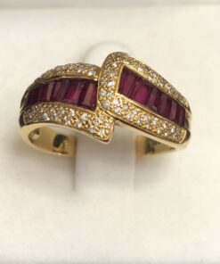 Sortija vintage con brillantitos y rubíes calibrados en oro amarillo de ley 18 kts.