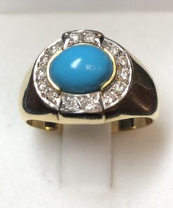 Sortija tipo sello con cabujón de turquesa al centro y orla de brillantes (0'28 cts en total), en oro amarillo de ley 18 kts.