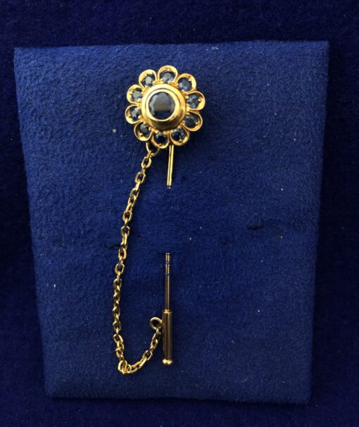 Broche vintage en forma de flor con zafiros, en oro amarillo de ley 18 kts.
