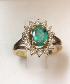 Sortija de rosetón con auténtica esmeralda colombiana de 1 ct y orla de 0'72 cts de brillantes, montados en oro amarillo de ley 18 kts.