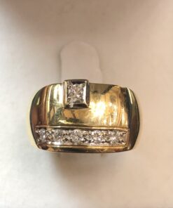 Sortija tipo sello con 0'22 cts (aprox.) de brillantes en total, montados en oro amarillo de ley 18 kts.