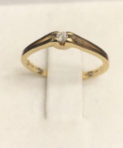 Solitario con brillante de 0'05 cts en oro amarillo de ley 18 kts.