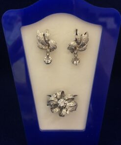 Juego vintage de pendientes y sortija con zafiros blancos en oro de ley 18 kts.