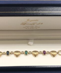Alternative view of Pulsera con eslabones en forma de corazón estriado con cabujones de zafiro, esmeralda y rubí naturales, en oro amarillo de ley 18 kts.