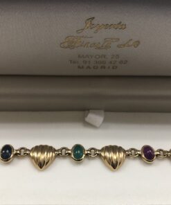 Pulsera con eslabones en forma de corazón estriado con cabujones de zafiro, esmeralda y rubí naturales, en oro amarillo de ley 18 kts.