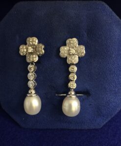 Pendientes largos de flores con perlas australianas y 1'50 cts de brillantes, en oro blanco de ley 18 kts.