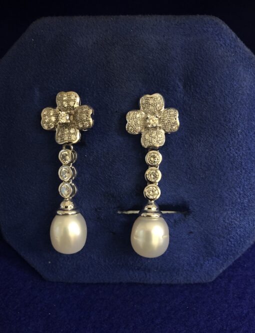 Pendientes largos de flores con perlas australianas y 1'50 cts de brillantes, en oro blanco de ley 18 kts.