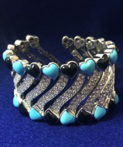 Hermoso brazalete con 8'40 cts en total de brillantes, con corazones de turquesas y ónix, en oro blanco de ley 18 kts.