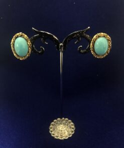 Pendientes vintage de turquesas orladas en oro de ley 18 kts, con cierre omega.