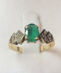 Sortija con auténtica esmeralda colombiana y 0'24 cts en total de brillantes en oro amarillo de ley 18 kts.