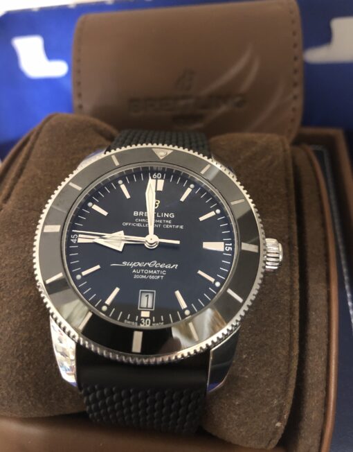 Reloj Breitling Superocean Heritage II 46 mm, esfera y bisel de color negro, automático, en acero con correa de caucho negro, año 2024. - Imagen 2